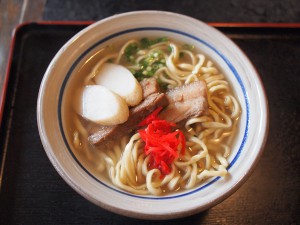 那覇空港から車で５分！着いてすぐ食べたい人気の沖縄そば