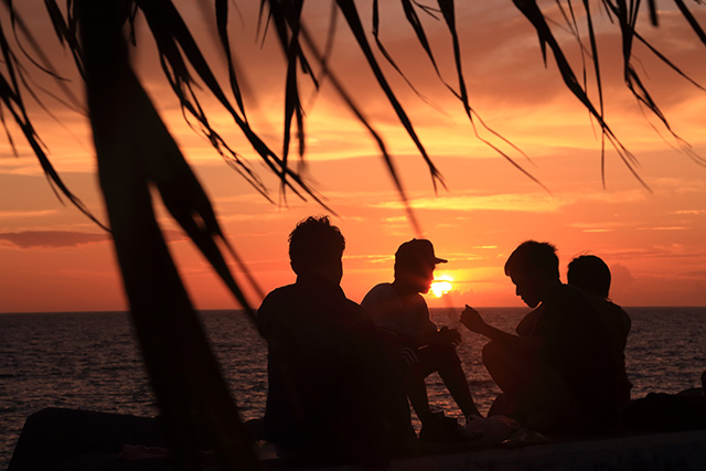 沖縄本島で絶景の夕日を楽しむ 人気のサンセットスポット５選
