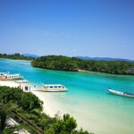 川平湾のエメラルドグリーンの海とグラスボート